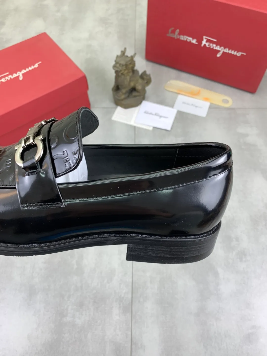 Men's Men's Shoes 💰P480💰[New Style] Water-dyed Niuli 🆘[Salvatore Ferragamo] Ferragamo's latest casual business leather shoes for men! Available at counters simultaneously! The fabric is made of specially imported original calfskin, and the interior is made of imported water-dyed cowhide. It is absolutely luxurious and leads the fashion trend. Matching code: 39-44, black optional